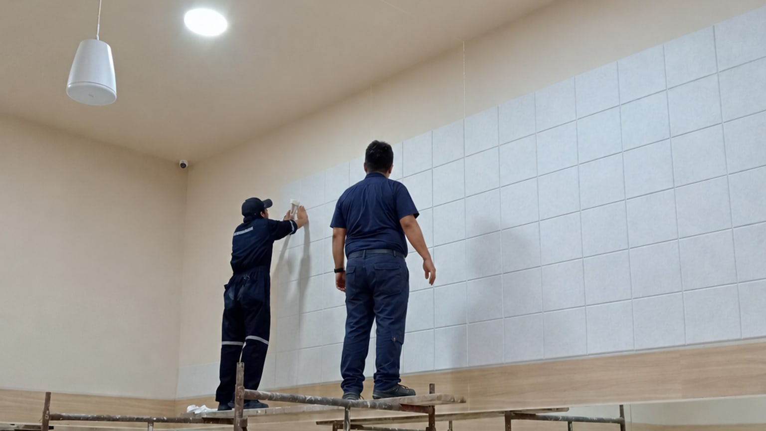 Tecnicos instalando tratamiento acústico en B|Pulse